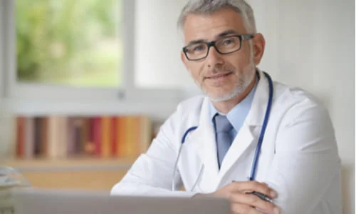 Врач-нарколог в белом халате
